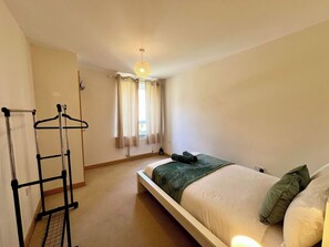 2 chambres, fer et planche à repasser, accès Internet, draps fournis