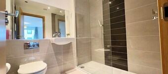 Bluewater Retreat | Modern 2BR • WiFi + Parking