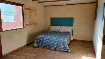 3 slaapkamers, een strijkplank/strijkijzer, beddengoed