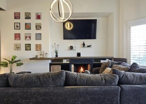 Smart TV, fireplace - Desert Oasis, Spacious 4-bedroom house 2 king bed w/ Heated Pool & Jacuzzi (El Paso)