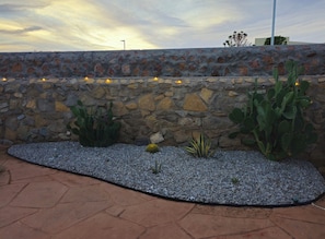 Property grounds - Desert Oasis, Spacious 4-bedroom house 2 king bed w/ Heated Pool & Jacuzzi (El Paso)