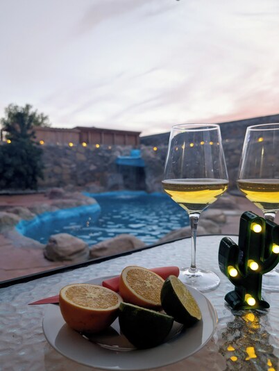 Desert Oasis, Spacious 4-bedroom house 2 king bed w/ Heated Pool & Jacuzzi