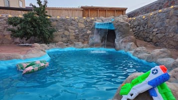 Una piscina al aire libre, una piscina climatizada