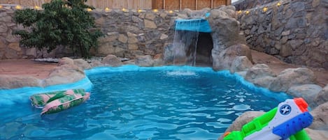Utomhuspool och uppvärmd pool