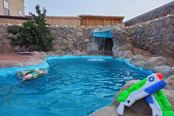 Una piscina al aire libre, una piscina climatizada