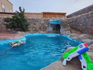 Outdoor pool, a heated pool - Desert Oasis, Spacious 4-bedroom house 2 king bed w/ Heated Pool & Jacuzzi (El Paso)
