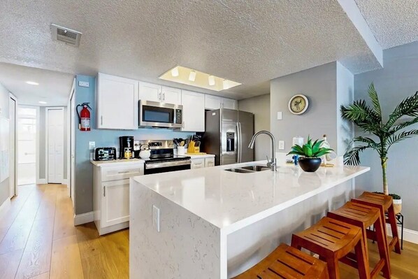 Réfrigérateur, micro-ondes, four, plaque de cuisson