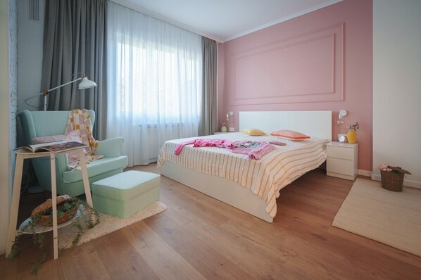 1 bedroom, iron/ironing board, travel crib, WiFi