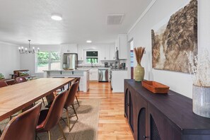 冷蔵庫、電子レンジ、オーブン、コンロ