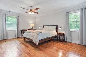 3 室のベッドルーム、デスク、アイロン / アイロン台、WiFi