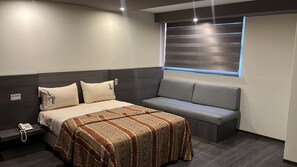 Classic Double or Twin Room, Private Bathroom, City View | Desk, free WiFi, bed sheets - Hotel California (Mexico City)