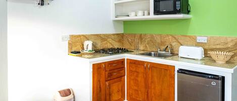 Kühlschrank, Mikrowelle, Herdplatte, Wasserkocher mit Kaffee-/Teezubehör