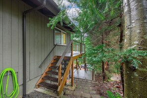 Property grounds - Forest Retreat with Two Kings and Expansive Deck (Bellingham)