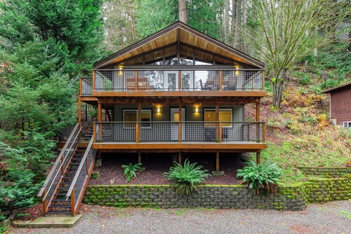 Peaceful 2-bedroom retreat in the trees above Bellingham