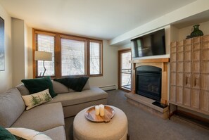 Una Smart TV, una chimenea