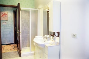 Dusche, Haartrockner, Bidet, Handtücher