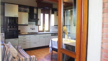 Frigorífico, placa de cocina, lavavajillas y cafetera o tetera