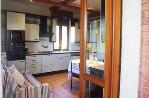 冷蔵庫、コンロ、食器洗い機、コーヒー / ティーメーカー