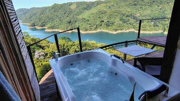 Banyera d'hidromassatge a l'aire lliure