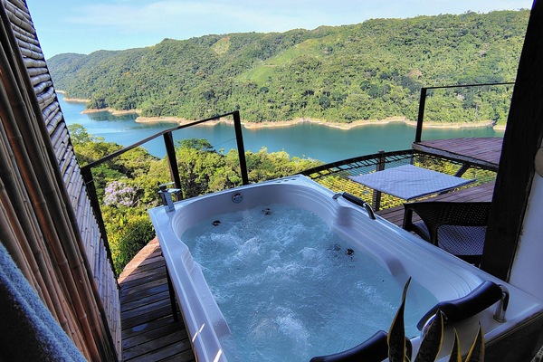 Private jetted hot tub cabin1