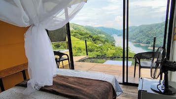 2 bedrooms, desk, WiFi, bed sheets