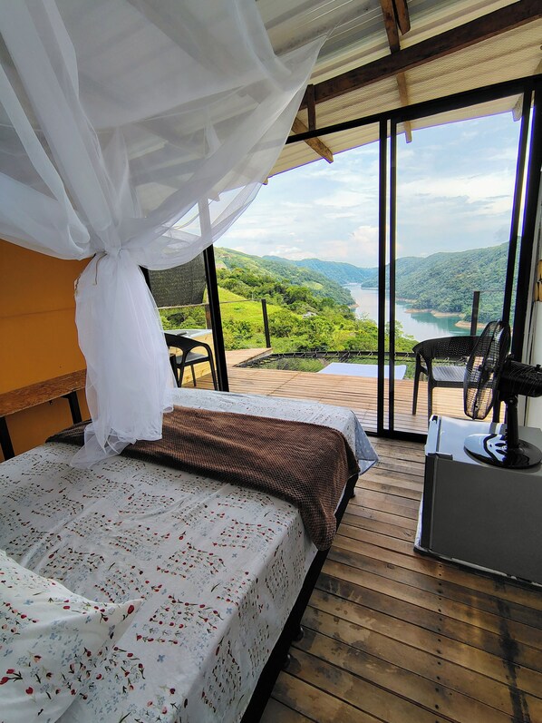 2 bedrooms, desk, WiFi, bed sheets