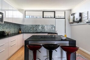 Een koelkast, een microgolfoven, een oven, een kookplaat