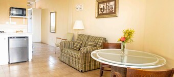 The Hamlet Suites - Bright and spacious Studio Apartment 1