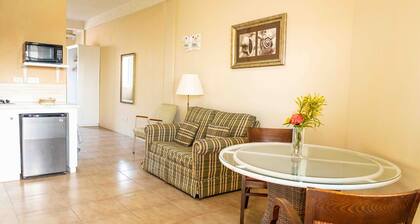 The Hamlet Suites - Bright and spacious Studio Apartment 1