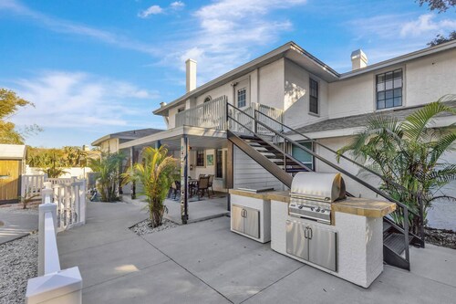 Huge 8BR w/HTD Pool, Ensuites, Games, Near Beach