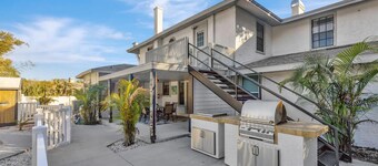 Large 8-Bedroom Home with Heated Pool, Multiple En-suites, Near Honeymoon Island