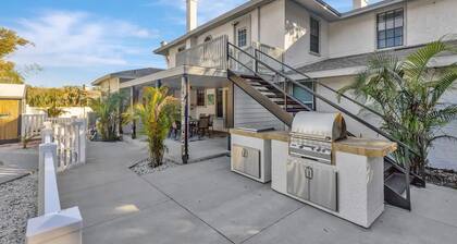 Large 8-Bedroom Home with Heated Pool, Multiple En-suites, Near Honeymoon Island