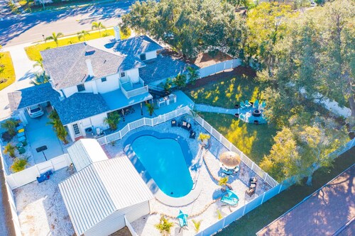Spacious 8-Bedroom Mansion Just 10 Minutes from Honeymoon Island Beach