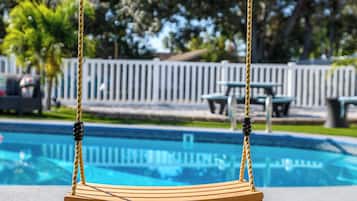 Utomhuspool och uppvÀrmd pool