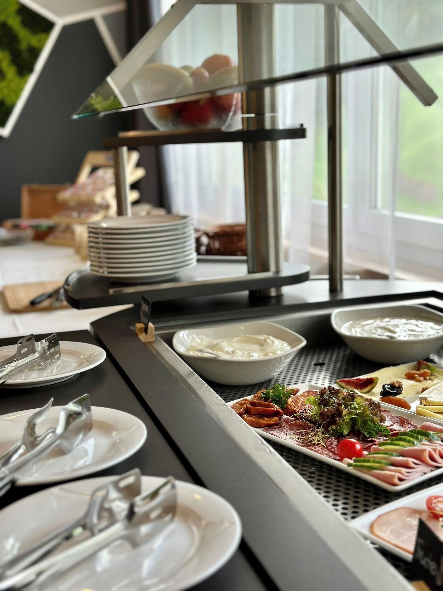 Un buffet proposant une variété de plats et d'ustensiles.
