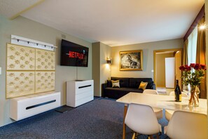 Apartament bàsic, vistes al llac | Sala d'estar | Televisor LED de 138 cm amb canals per cable i Netflix 
