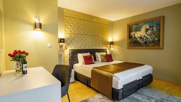 Căn hộ cơ bản, quang cảnh hồ | Bàn, khu vực làm việc phù hợp cho laptop