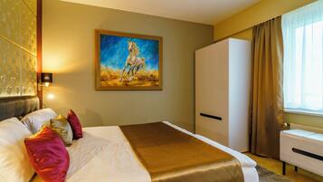 Una habitación de hotel con una cama grande, un cuadro de un caballo, un armario y una ventana con cortinas.
