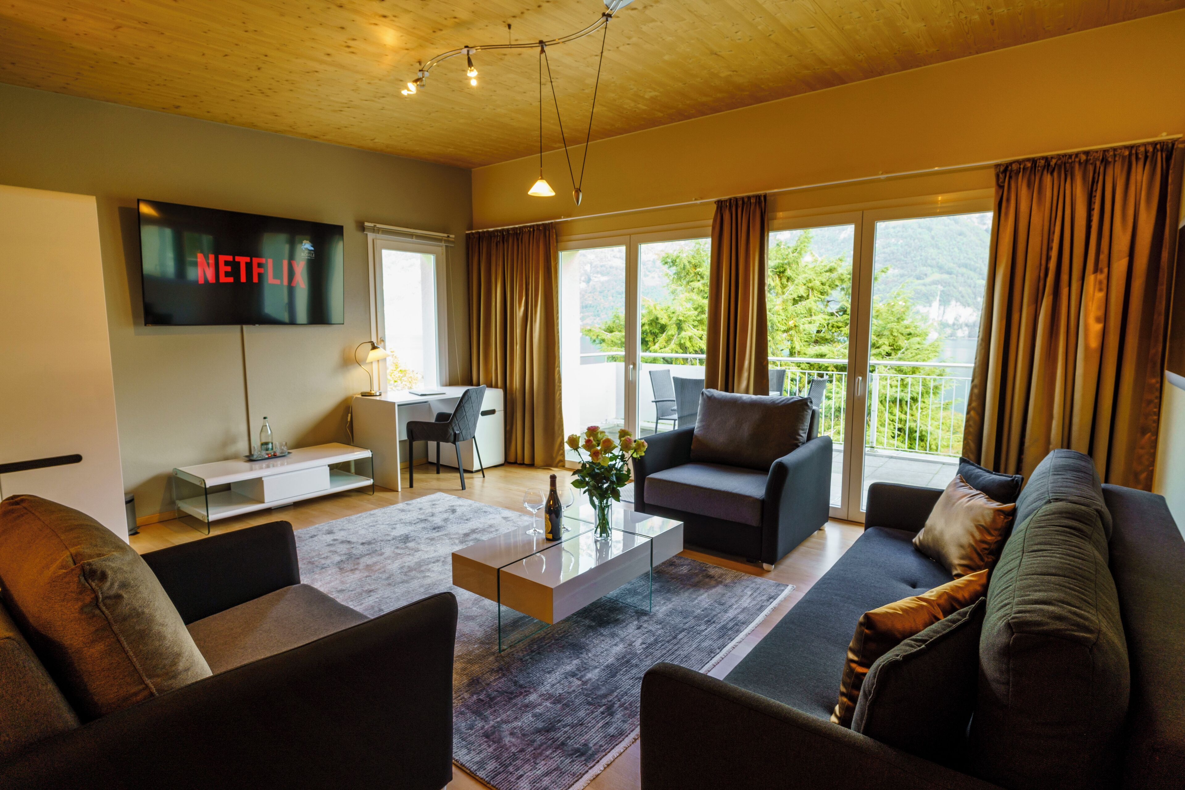 Junior-Studiosuite, Seeblick | Wohnbereich | 138-cm-LED-Fernseher mit Kabelempfang, Netflix, Streaming-Dienste