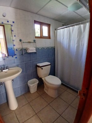 Dusche, kostenlose Toilettenartikel, Handtücher, Seife