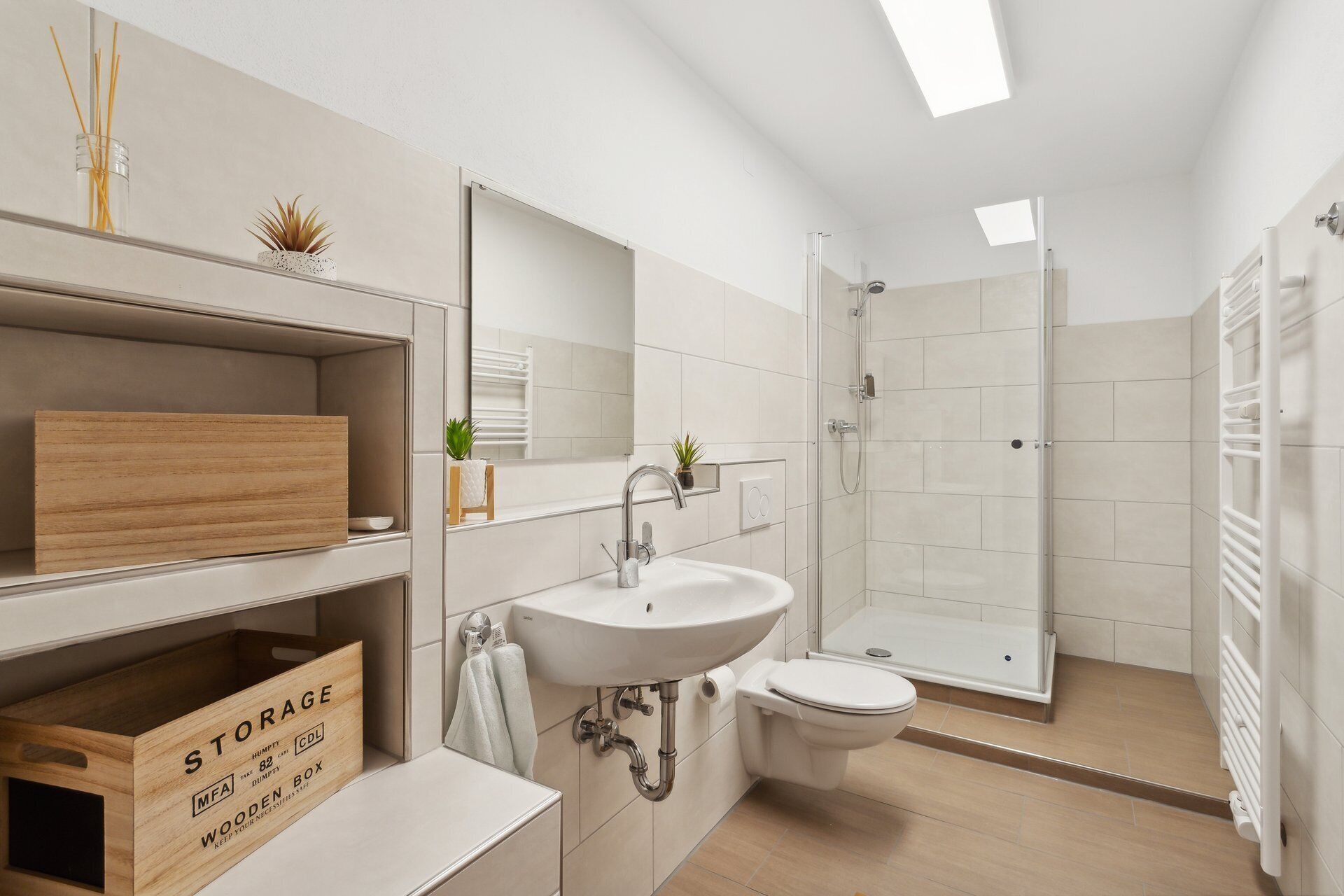 Dusj, hårføner, håndklær og såpe