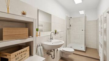 Dusche, Haartrockner, HandtĂŒcher, Seife