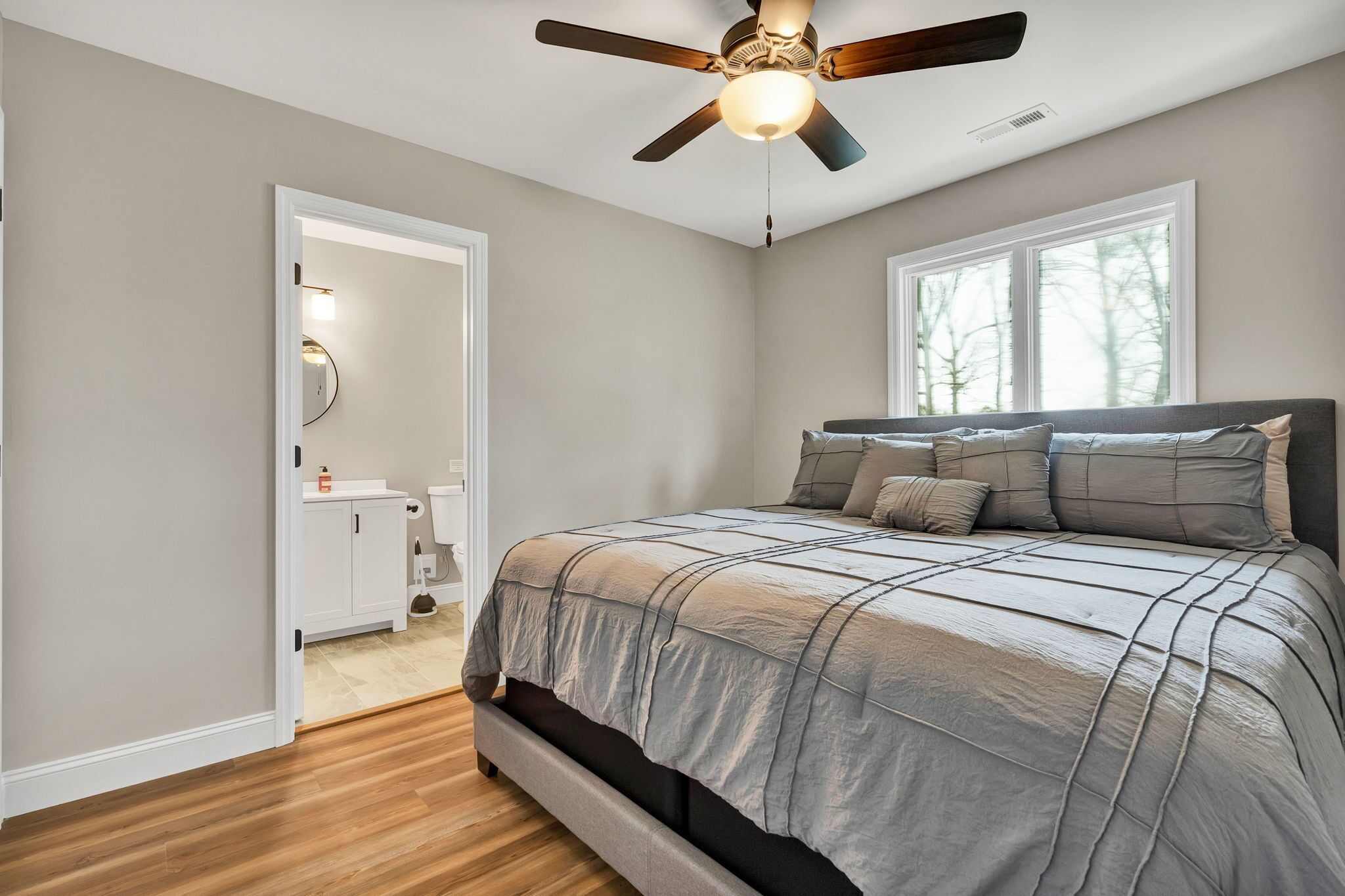 6 chambres, fer et planche à repasser, lit parapluie, Wi-Fi gratuit