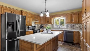 Réfrigérateur, micro-ondes, four, plaque de cuisson