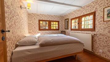 5 slaapkamers, een strijkplank/strijkijzer, gratis wifi, beddengoed