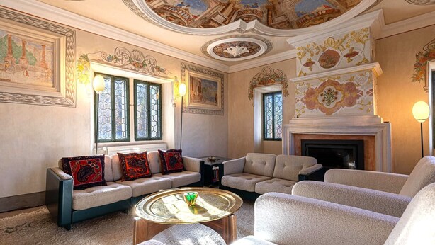 A luxurious living room with a fireplace, ornate ceiling, and comfortable seating. - Supersaxo QUIET & CHARMING chalet 10 pers (Veysonnaz)