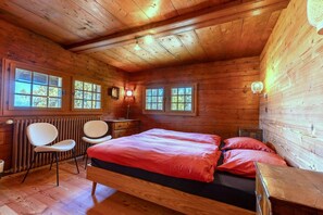 5 bedrooms, iron/ironing board, free WiFi, bed sheets