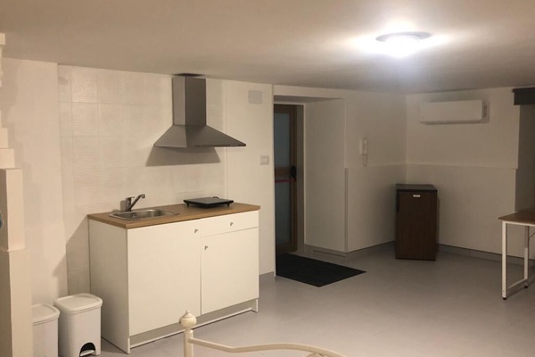 Minibar, cortinas blackout, tabla de planchar con plancha y wifi gratis