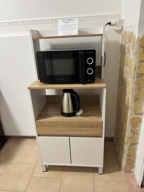 Een minibar, verduisterende gordijnen, een strijkplank/strijkijzer