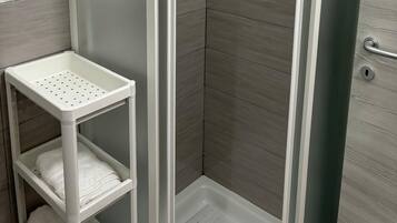 Hiustenkuivaaja, pyyhkeet, saippua, sampoo